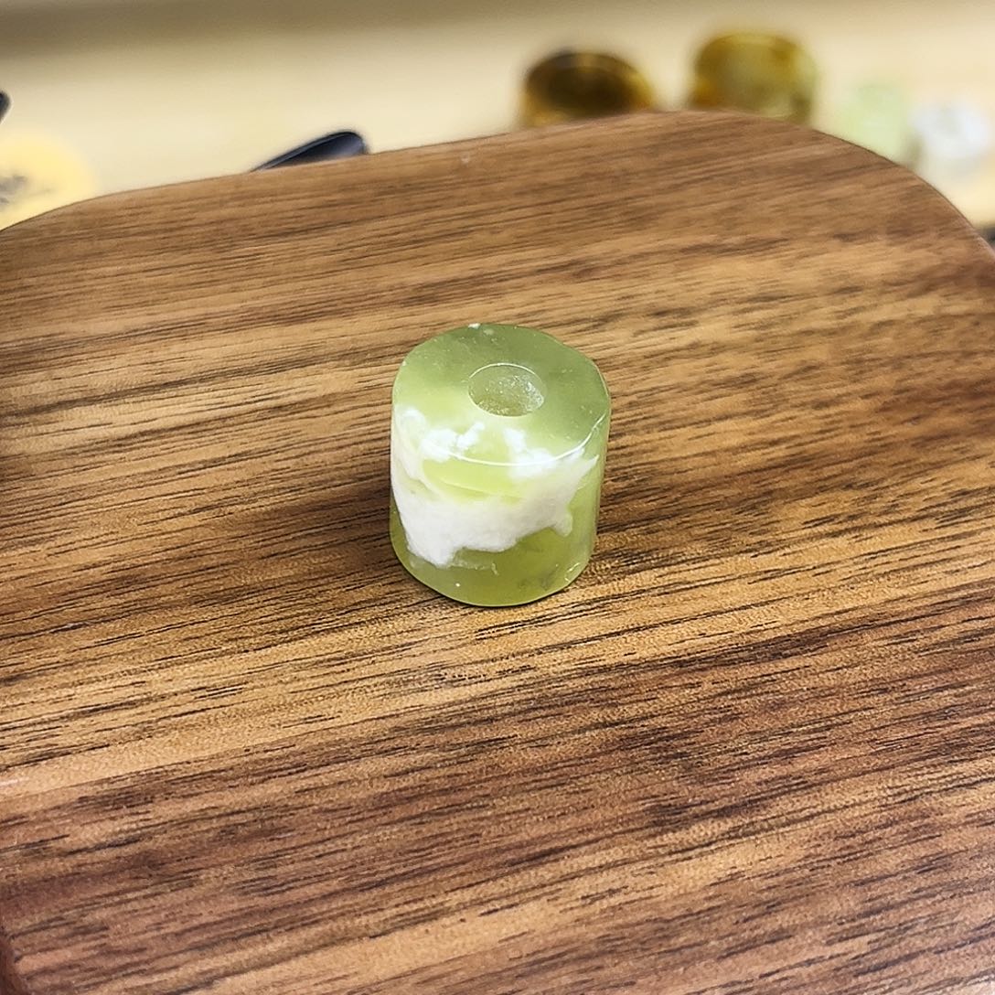 ****翡岫玉未镶嵌戒指桶珠