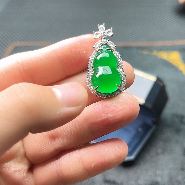 翡翠颈饰未镶嵌啊啊