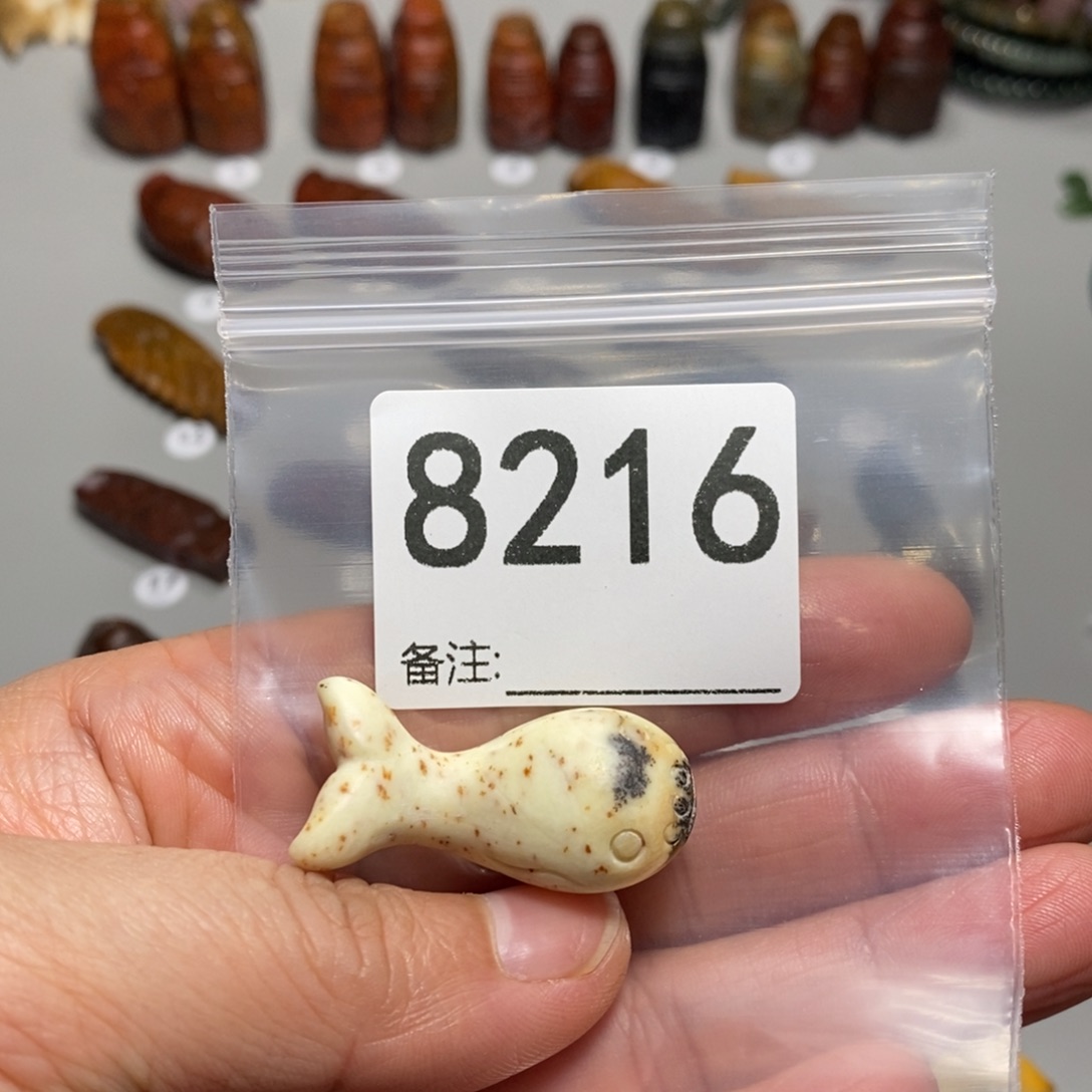 颈饰未镶嵌透闪石质玉轻**萤