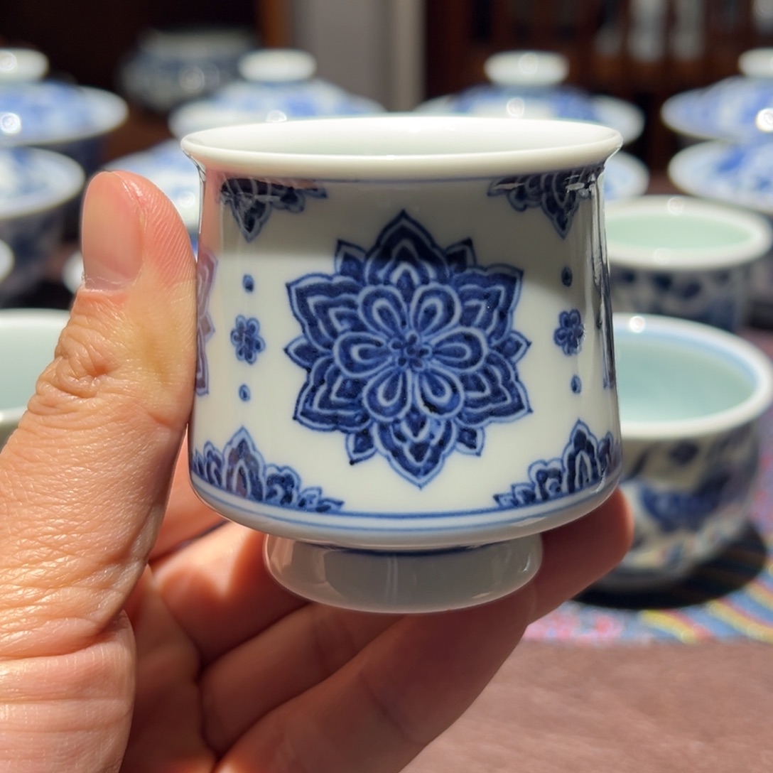 杯青花四面宝相莲花品茗杯口径约5.8厘米
