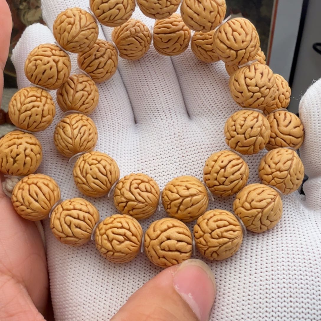 且***慢桃核吊坠大肠纹手串