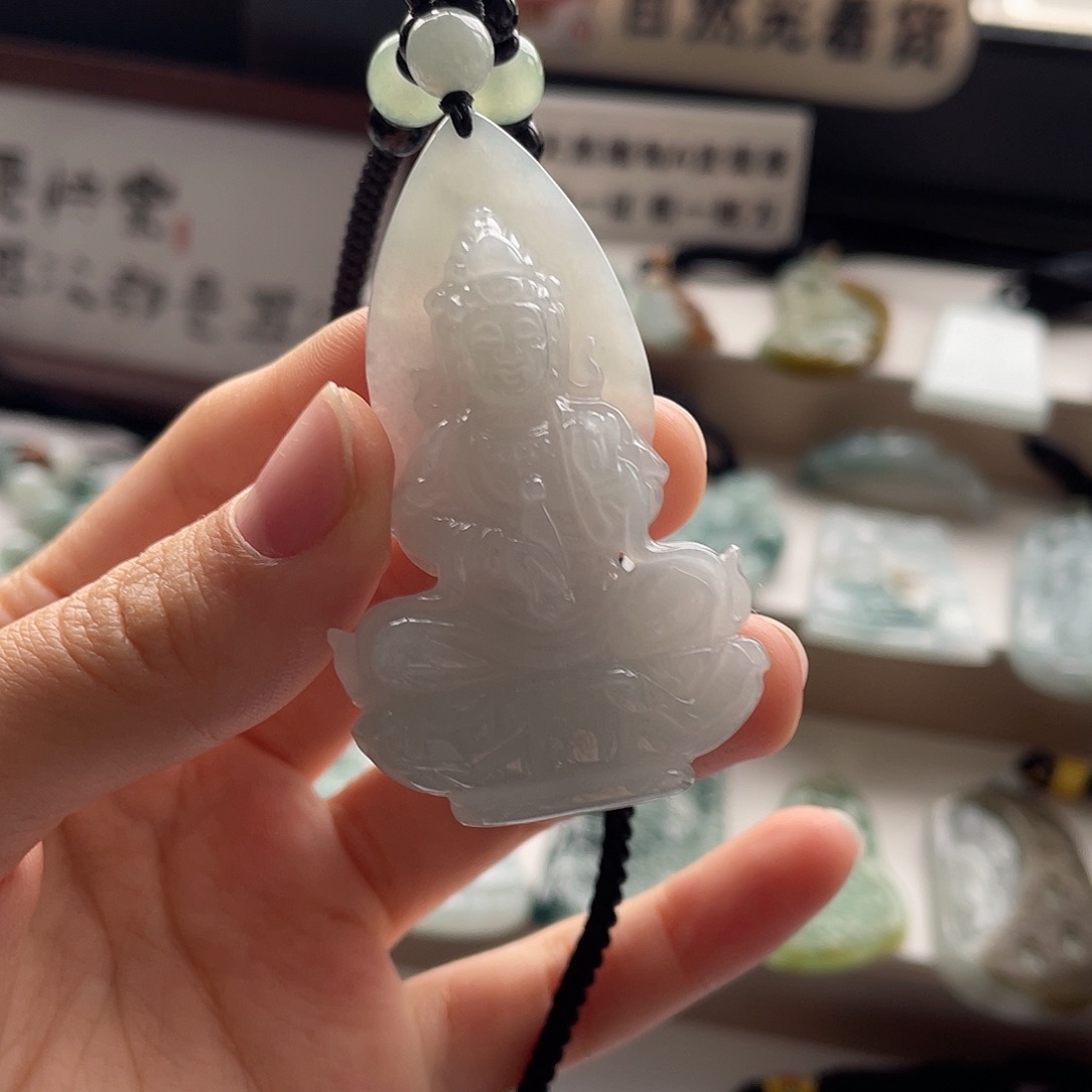 翡翠未镶嵌颈饰观音