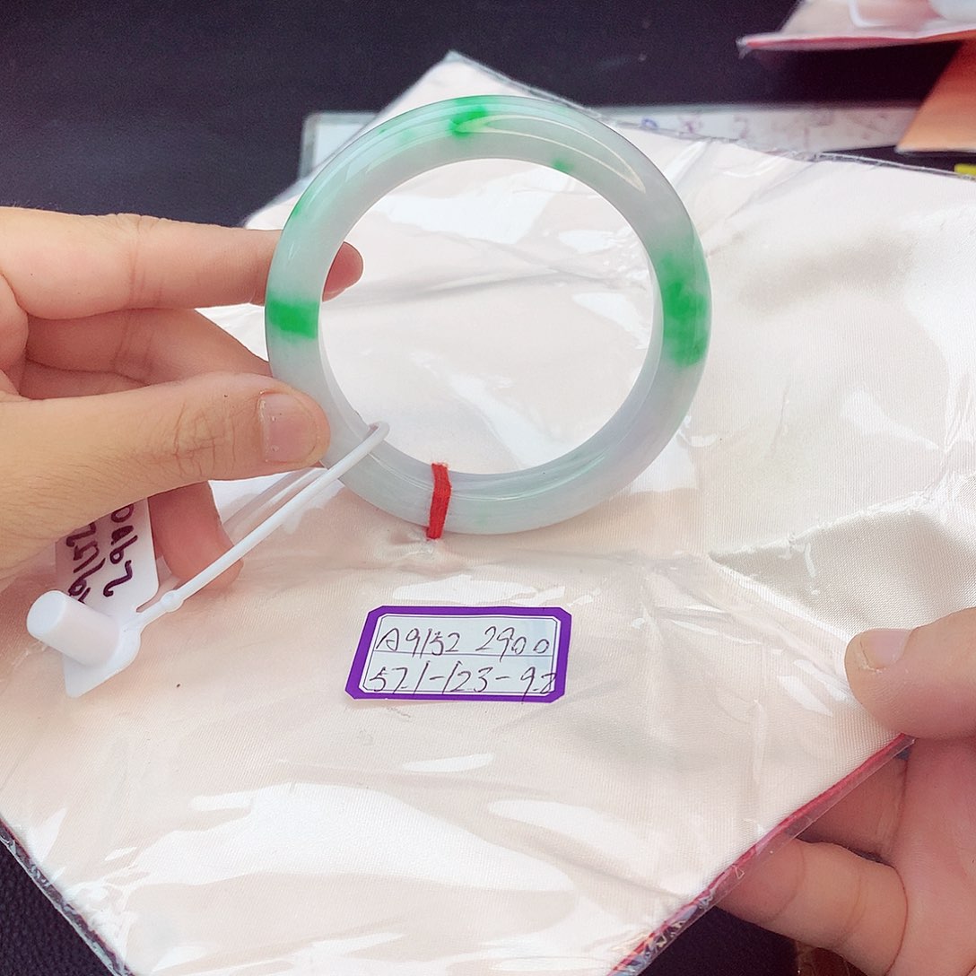 翡翠手镯未镶嵌翡翠