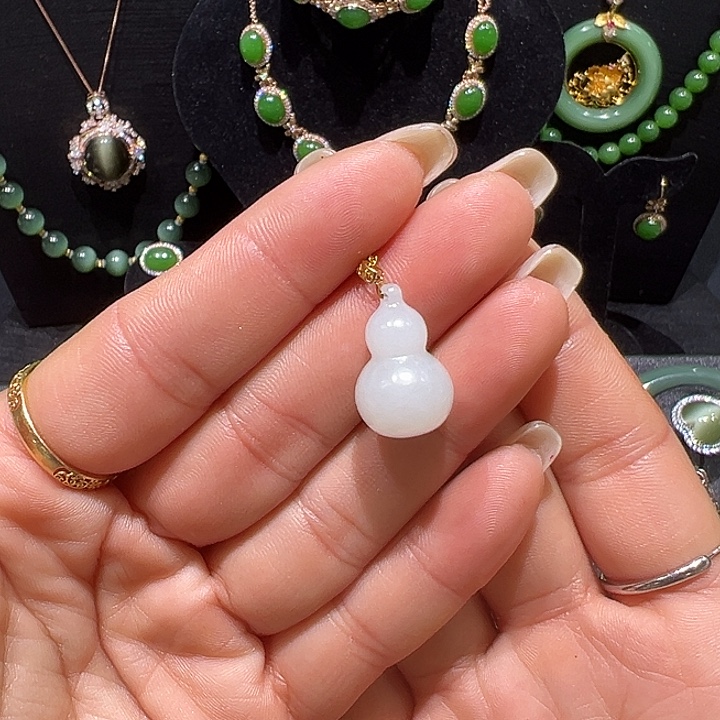 和田玉18K金镶嵌颈饰