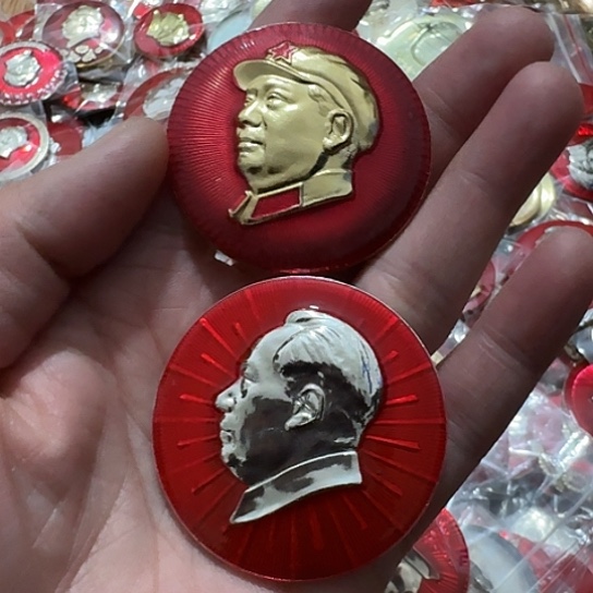 五***山其他普通金属圆形红色人物像章