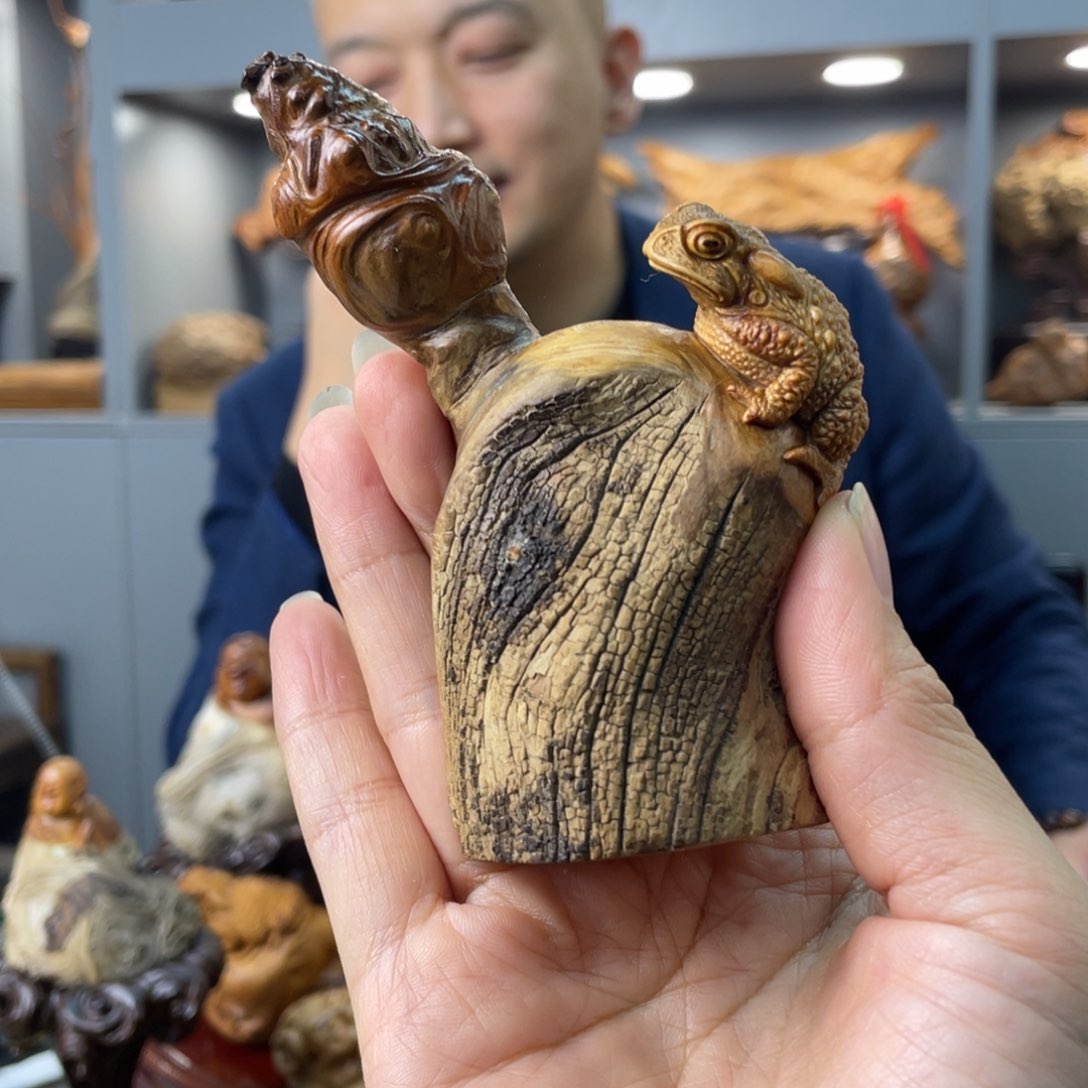 太行崖柏黑油纹理金蟾