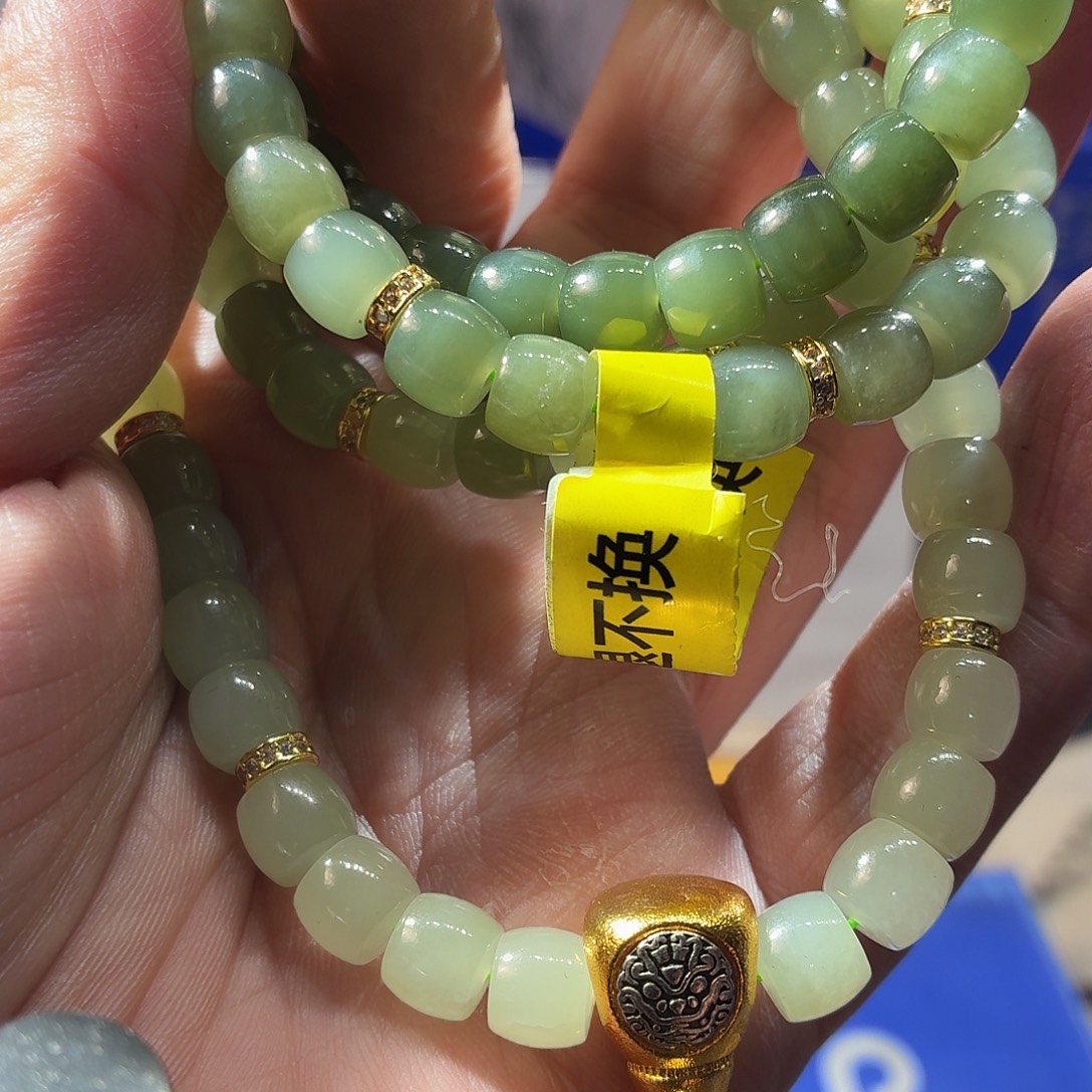 寿***刚和田玉（糖玉）合金颈饰