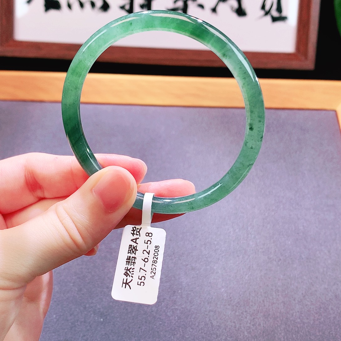 翡翠手镯未镶嵌天然翡翠