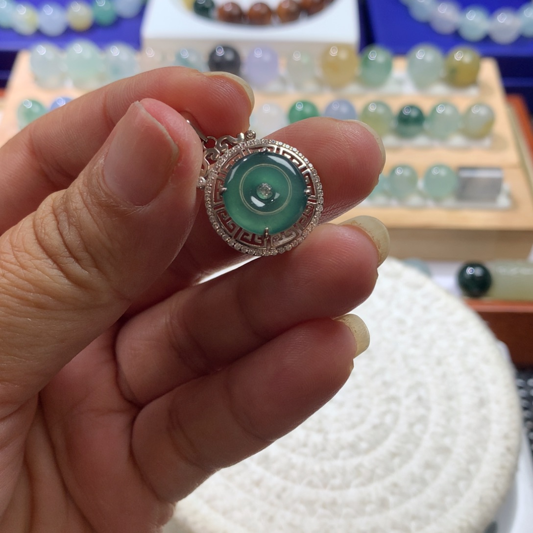 翡翠未镶嵌颈饰平安扣