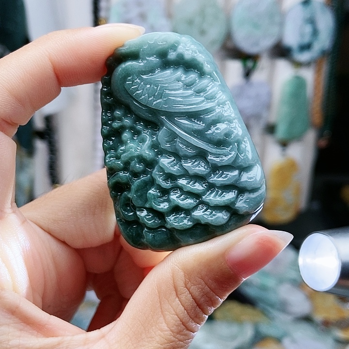 颈饰足铂镶嵌翡翠