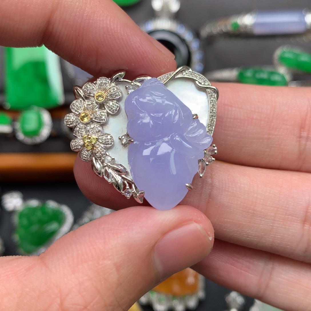 翡翠18K金镶嵌颈饰