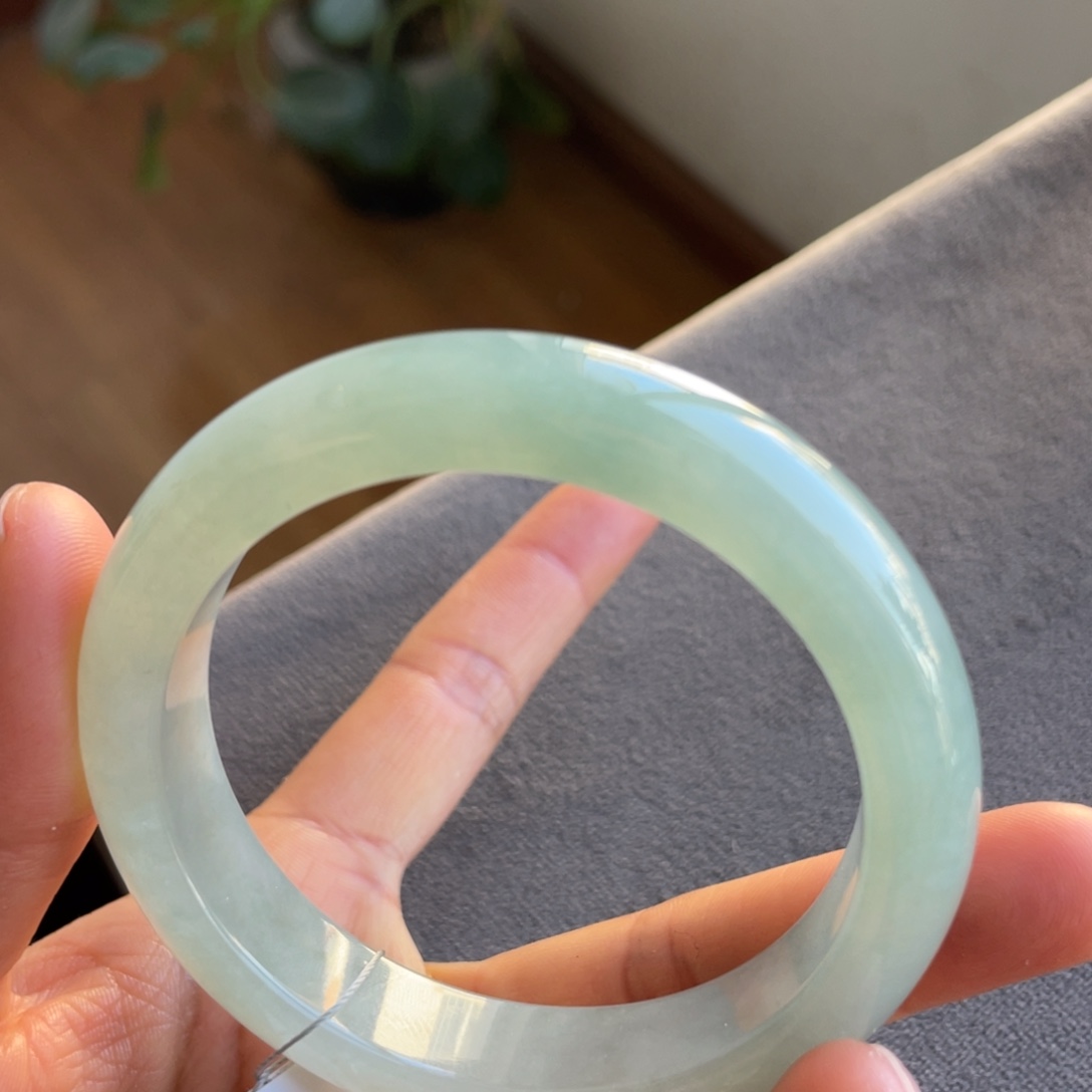 翡翠未镶嵌手镯蓝底