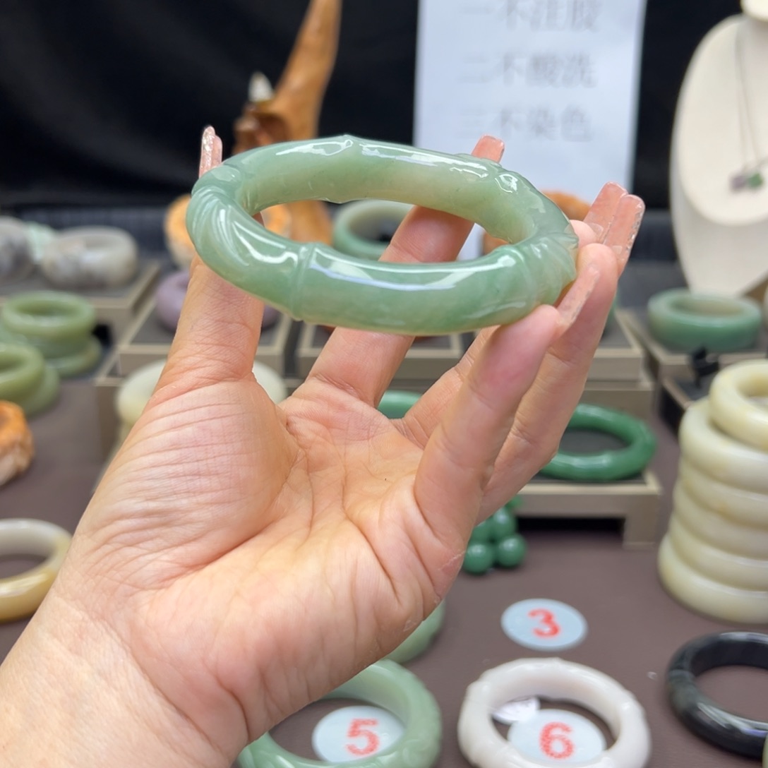 石英质玉手镯未镶嵌千**蚕