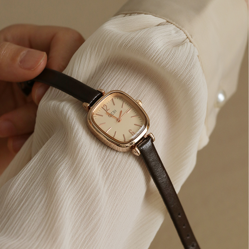 Rune鹿娜复古法式vatage百搭通勤小众ins真皮女士石英手表腕表