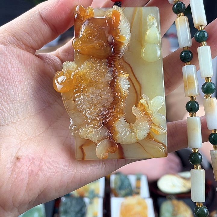 蛇纹石玉颈饰未镶嵌