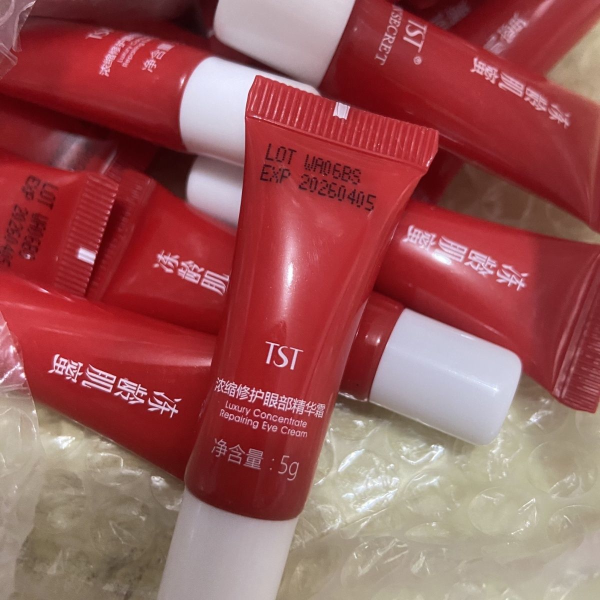 TST黄金眼霜中样  一支5g  日期到26年4月