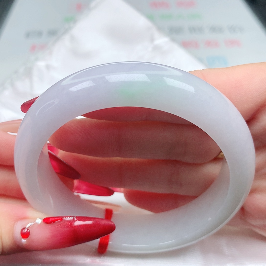 翡翠手镯未镶嵌56.9圈。