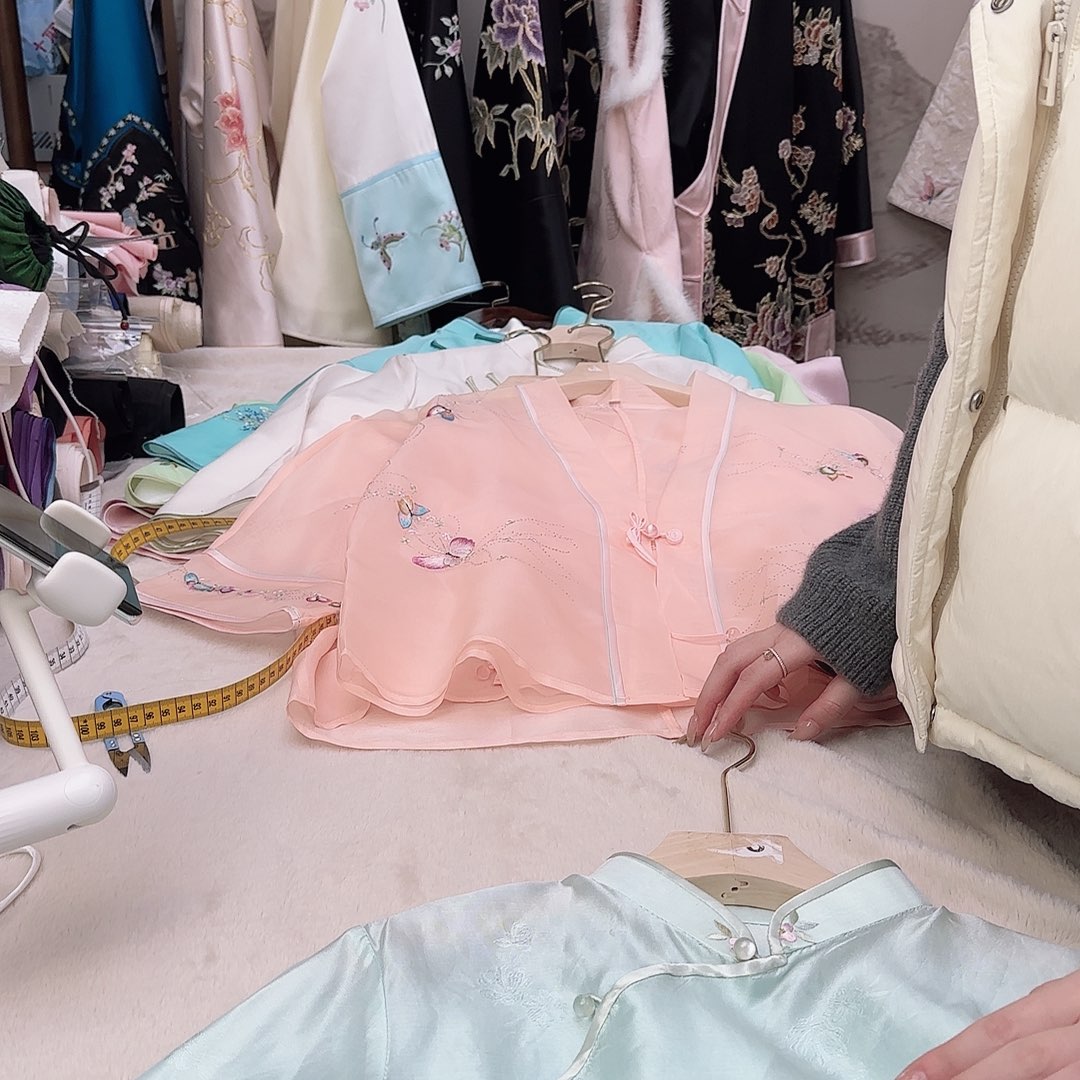 刺绣小*莓苏州真丝衣服