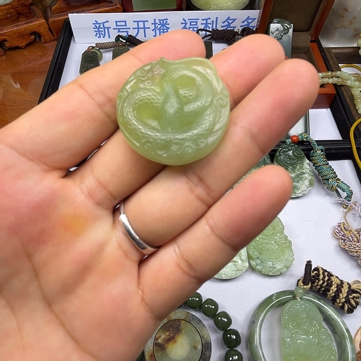 岫玉未镶嵌吊坠(赠链)