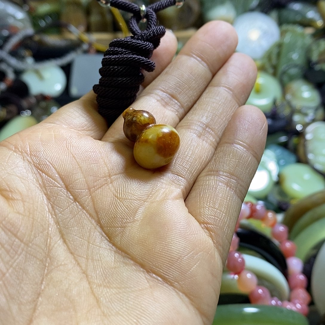 未镶嵌岫玉颈饰一个