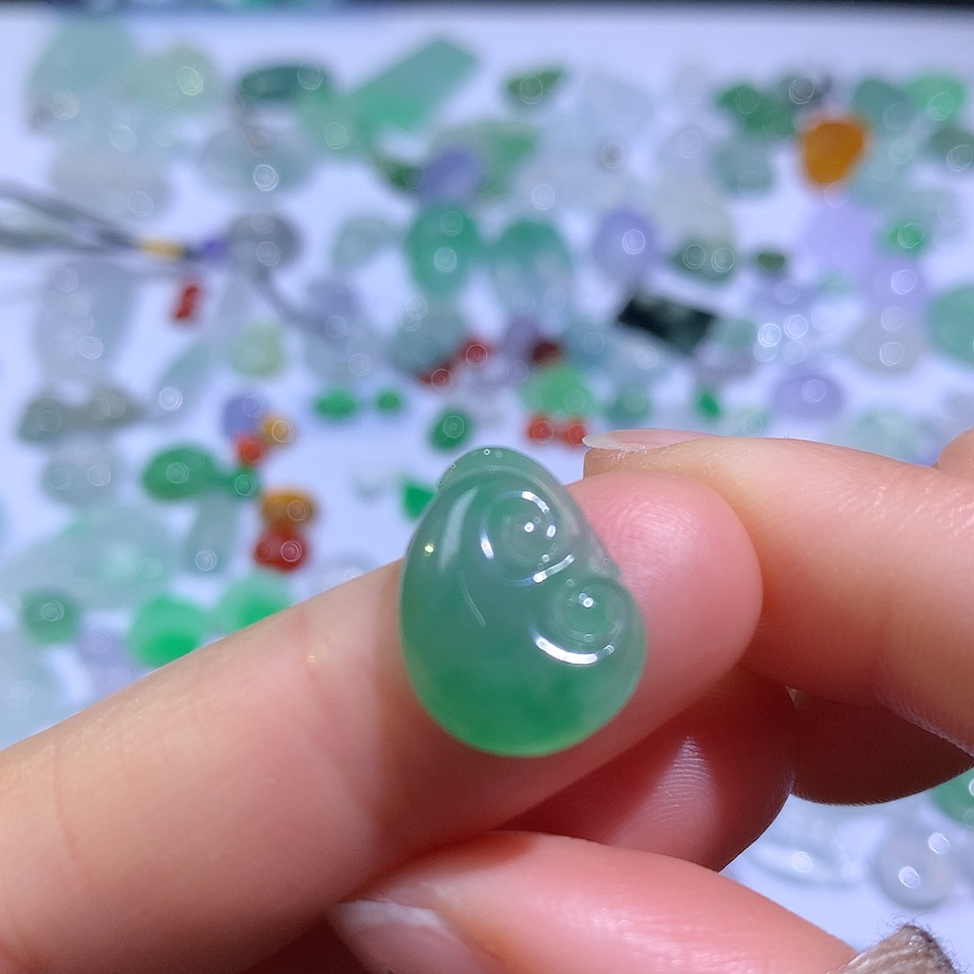 翡翠颈饰未镶嵌小如意