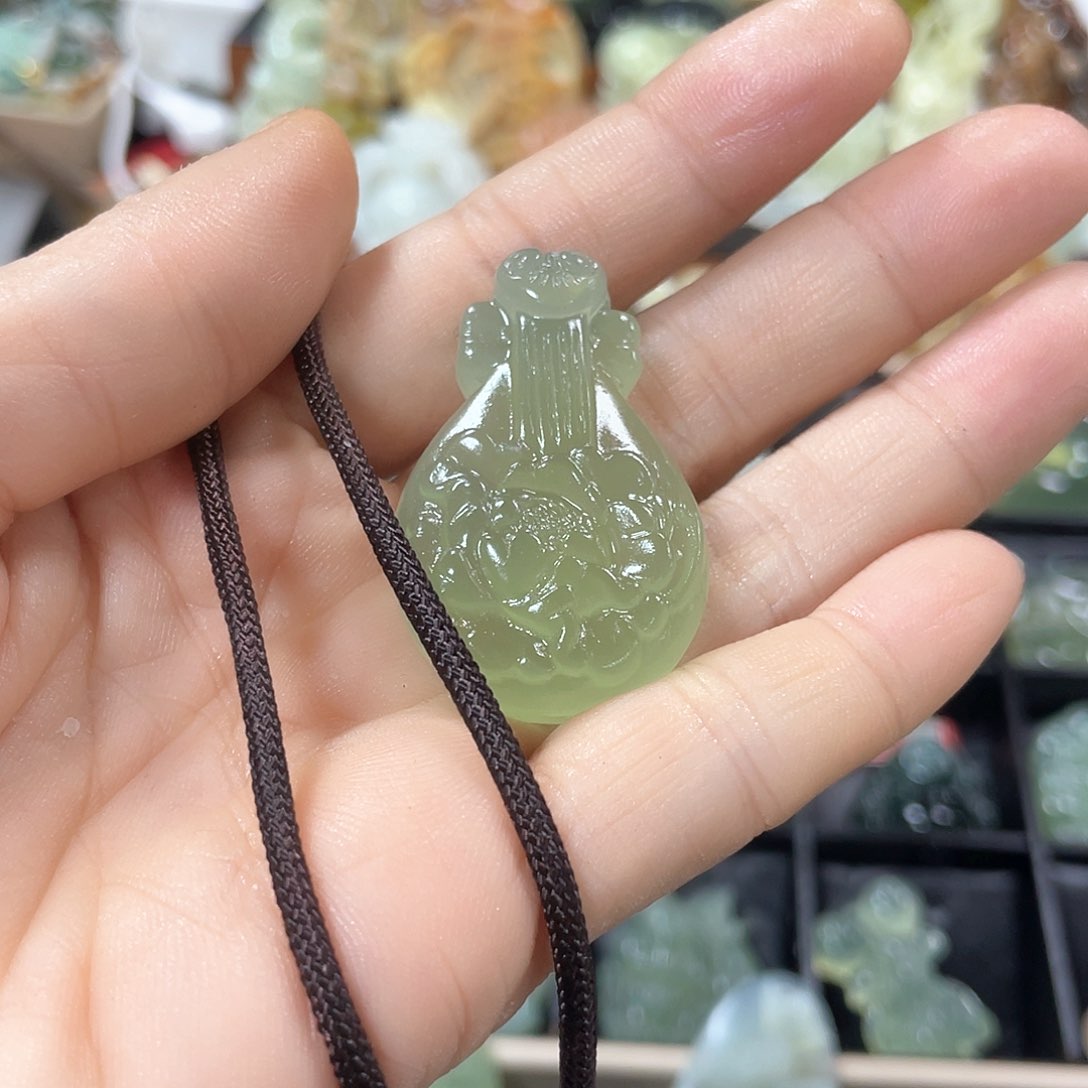 蛇纹石玉颈饰未镶嵌