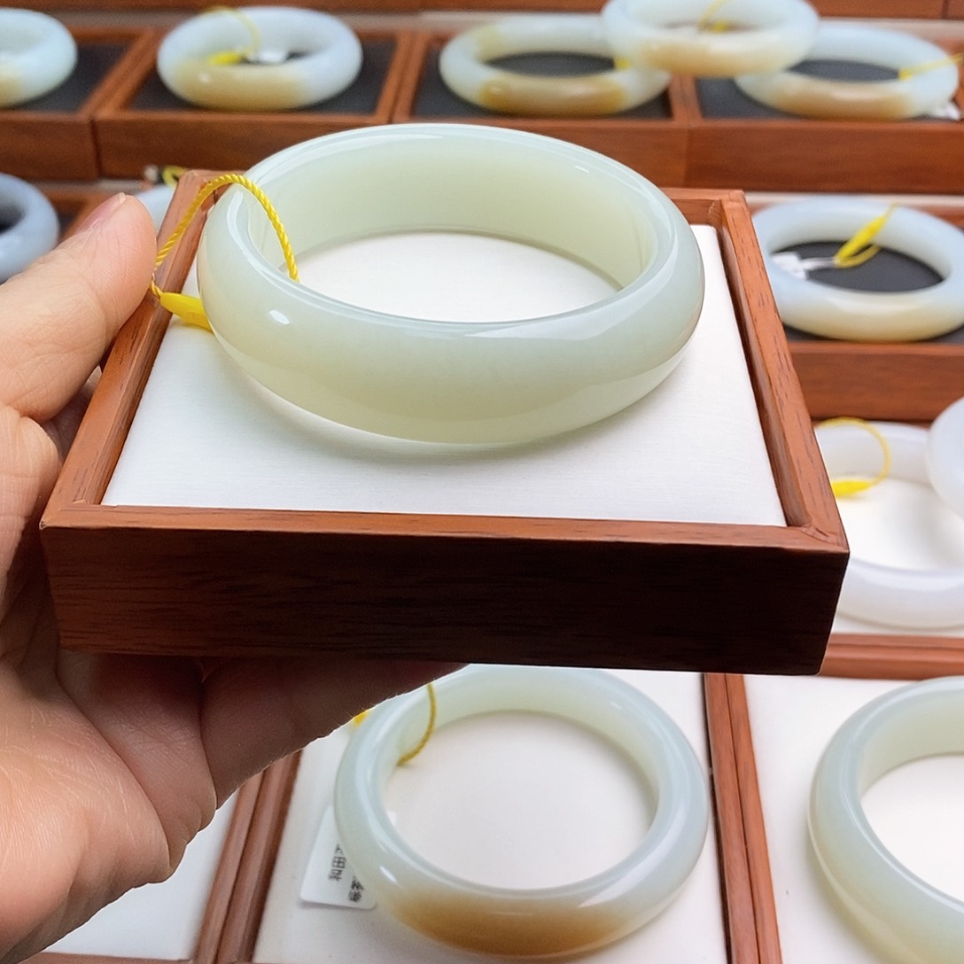 和田玉精品女士手镯未镶嵌