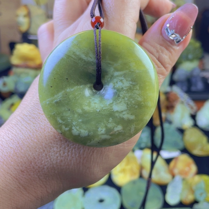 蛇纹石玉颈饰未镶嵌