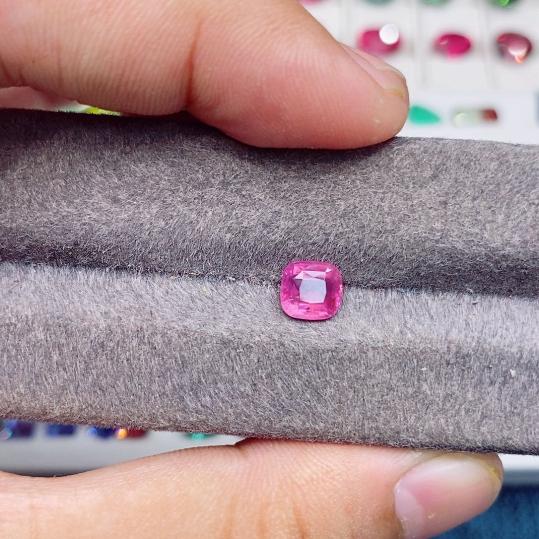 蓝宝石裸石未镶嵌无烧粉色蓝宝石1.52克拉