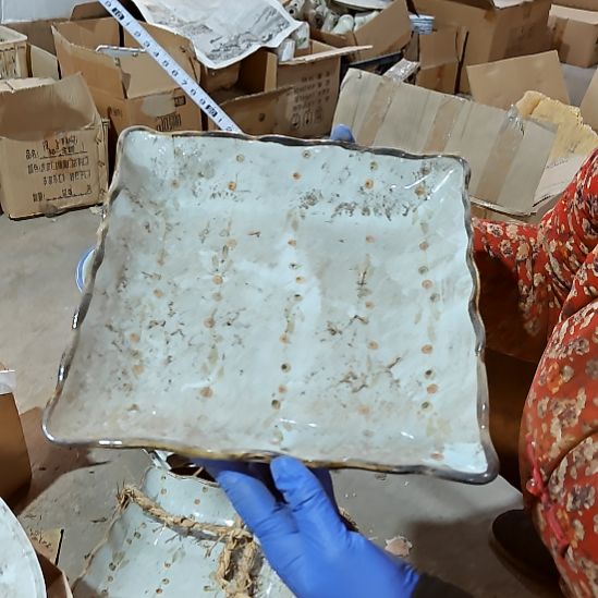 摆件盘子碗茶壶啥都有