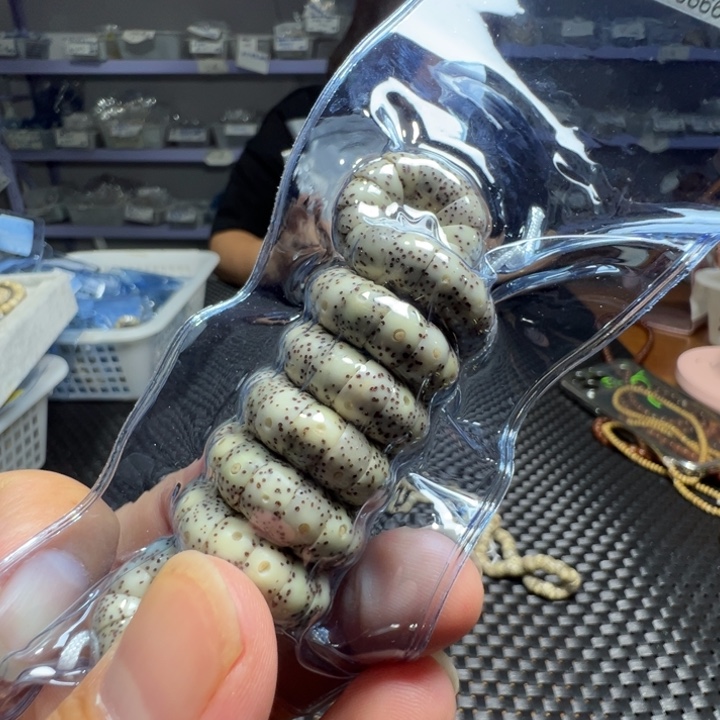 星月菩提手串石玉料猪大肠8左右108颗0141