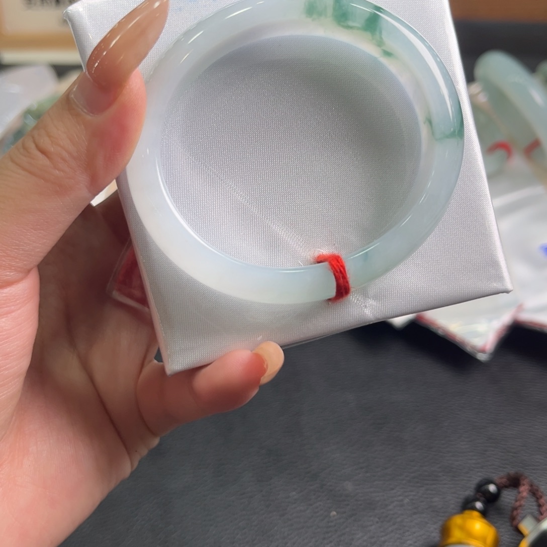 翡翠未镶嵌手镯55贵妃有纹