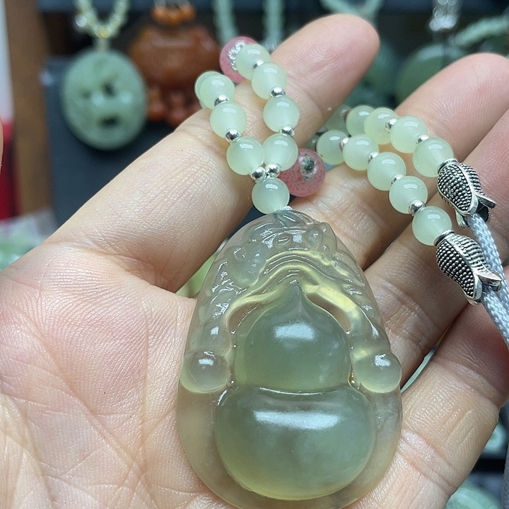 未镶嵌蛇纹石玉颈饰