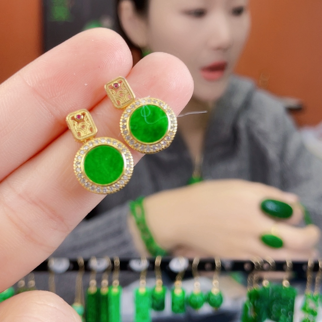 翡翠足银镶嵌耳饰