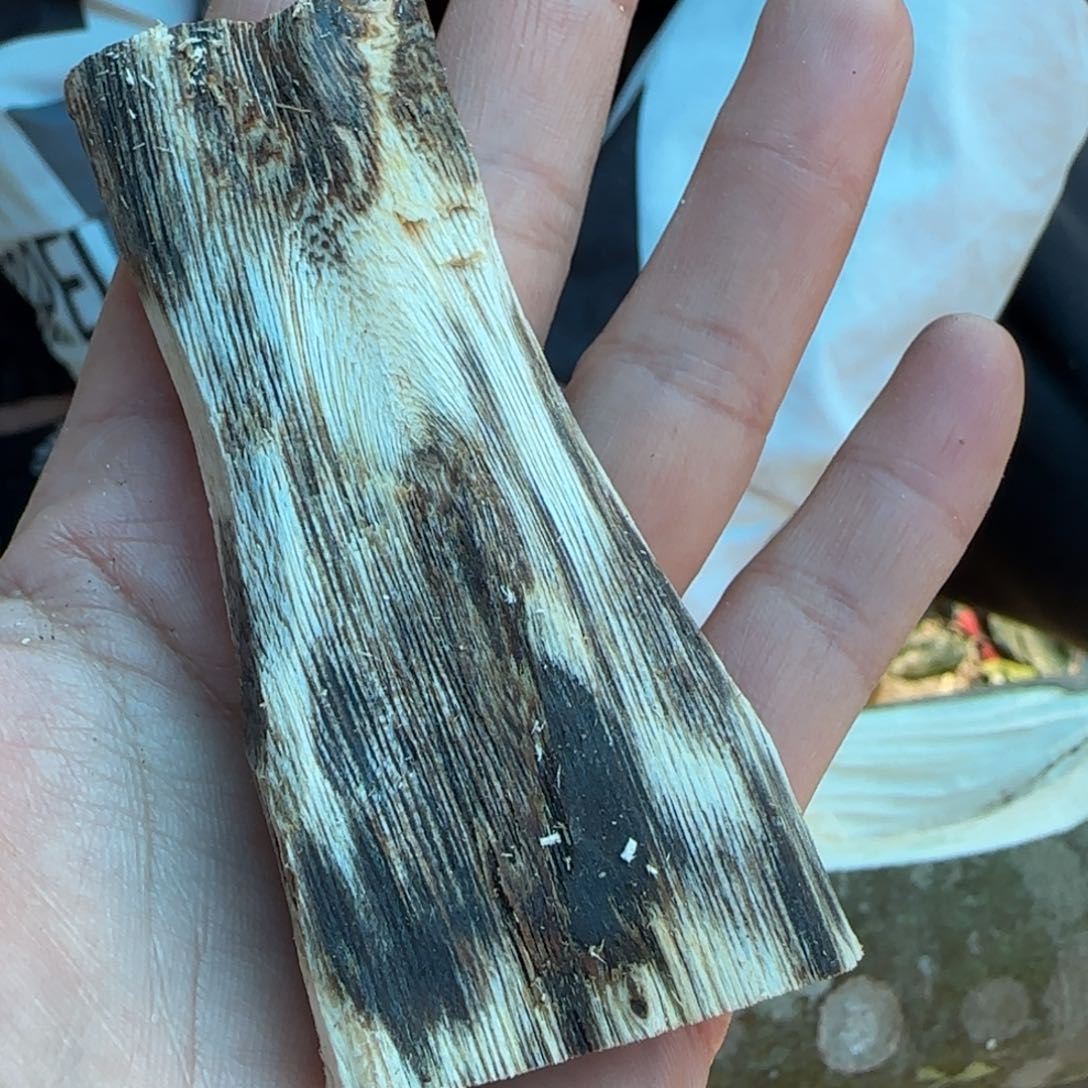 树脂制品金66号奇楠原木牌子一个