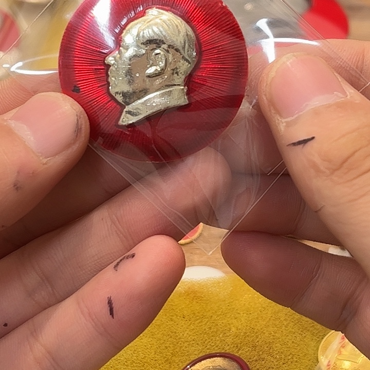 沉***红像章一一一一一一一高贵轻
