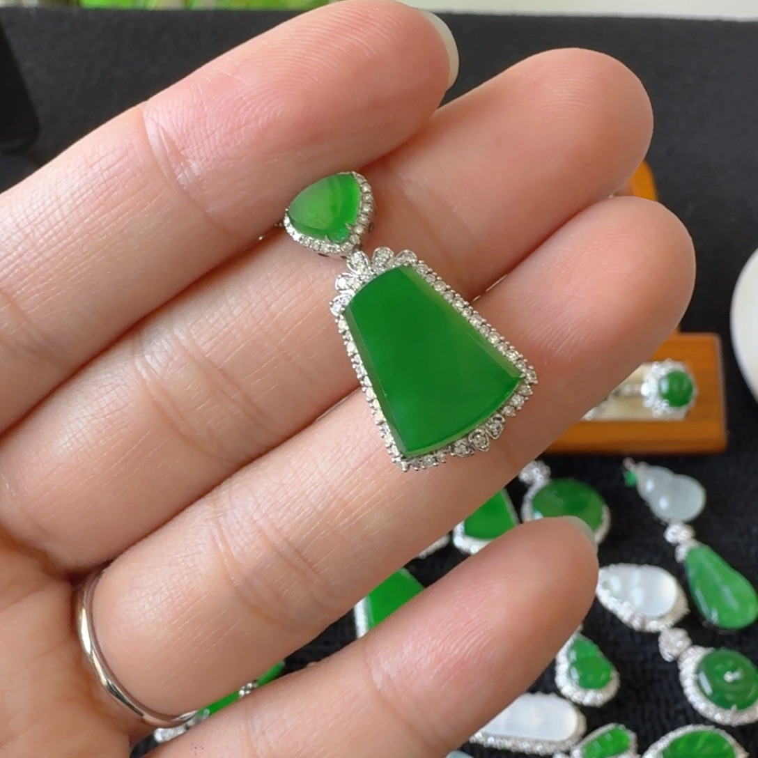 翡翠18K金镶嵌颈饰吊坠