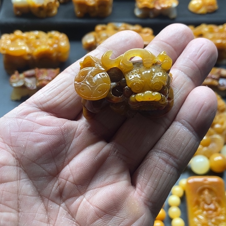 石英质玉（黄龙玉）未镶嵌颈饰