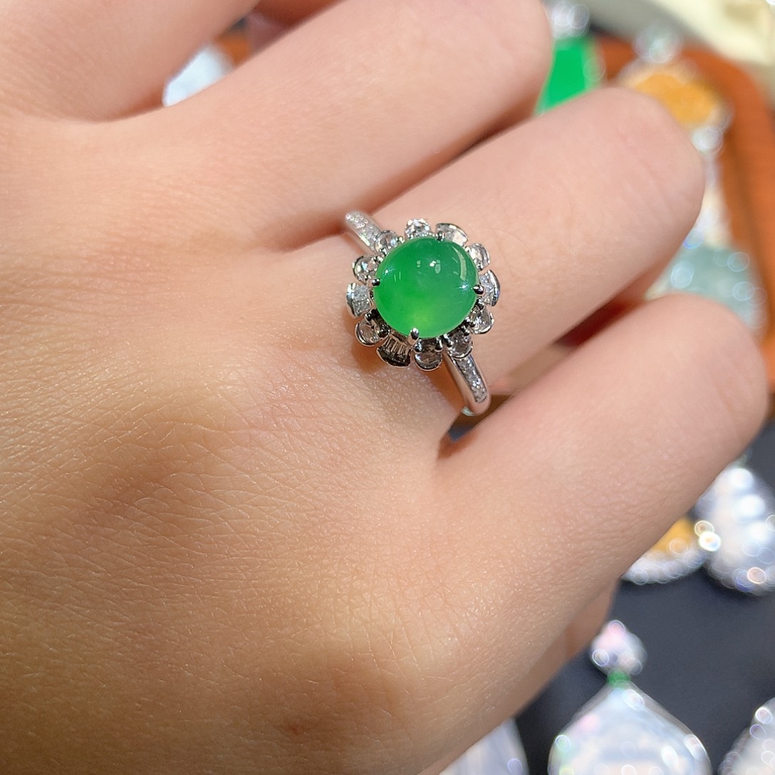 翡翠18K金镶嵌颈饰黄阳绿蛋面