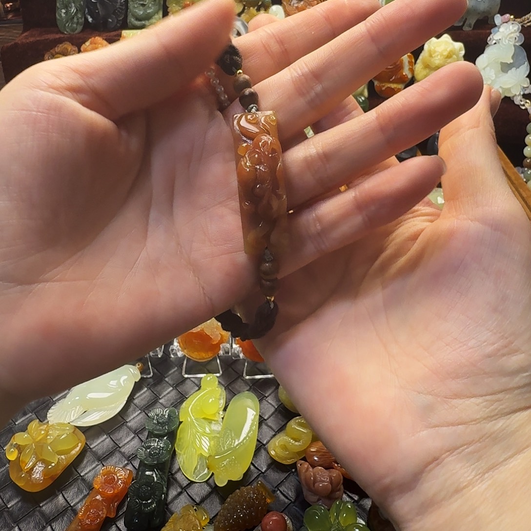 李****蛇纹石玉未镶嵌颈饰