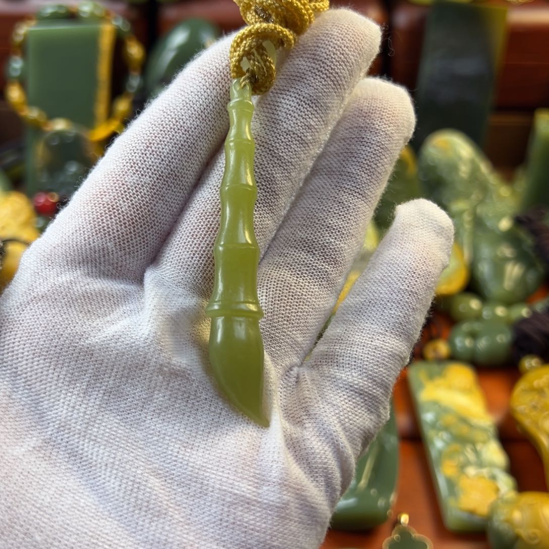 岫岩老玉（透闪石质玉）颈饰未镶嵌