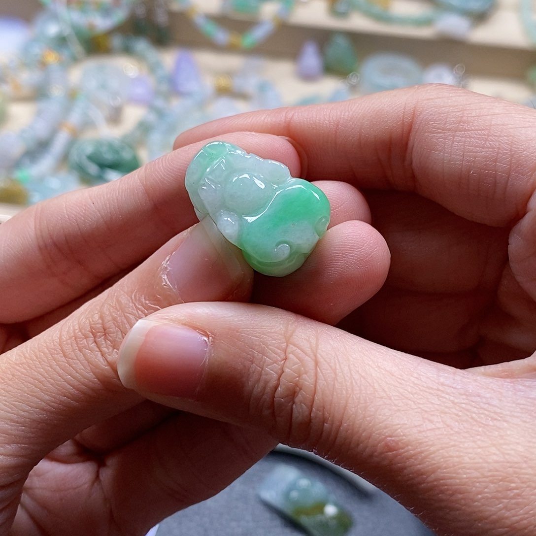 翡翠颈饰未镶嵌K**i闪