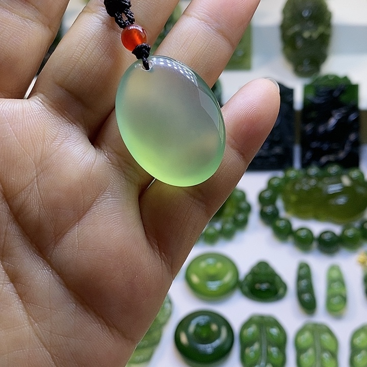 蛇纹石玉颈饰未镶嵌