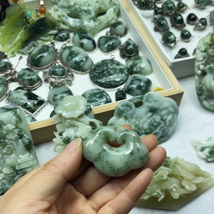 蛇纹石玉未镶嵌颈饰