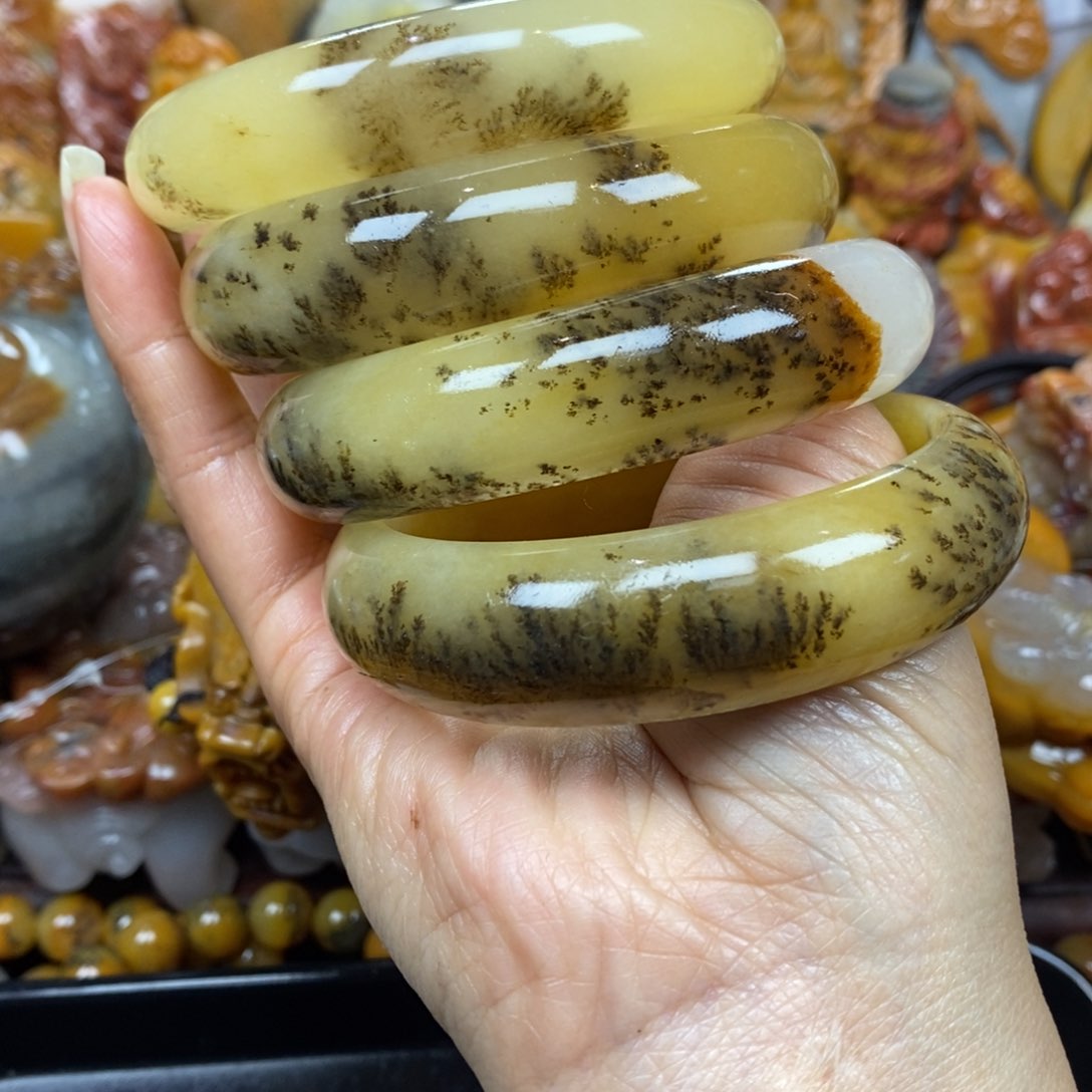 未镶嵌石英质玉（黄龙玉）颈饰