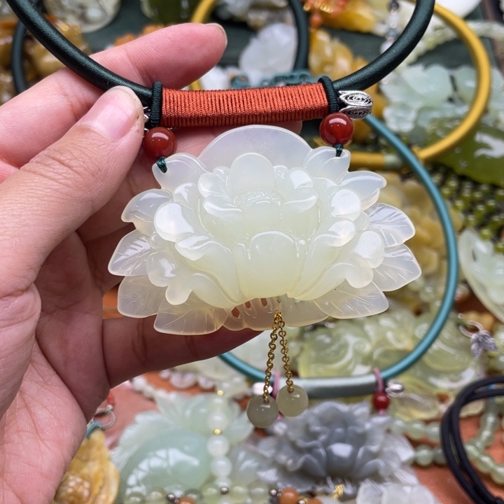 蛇纹石玉吊坠合金