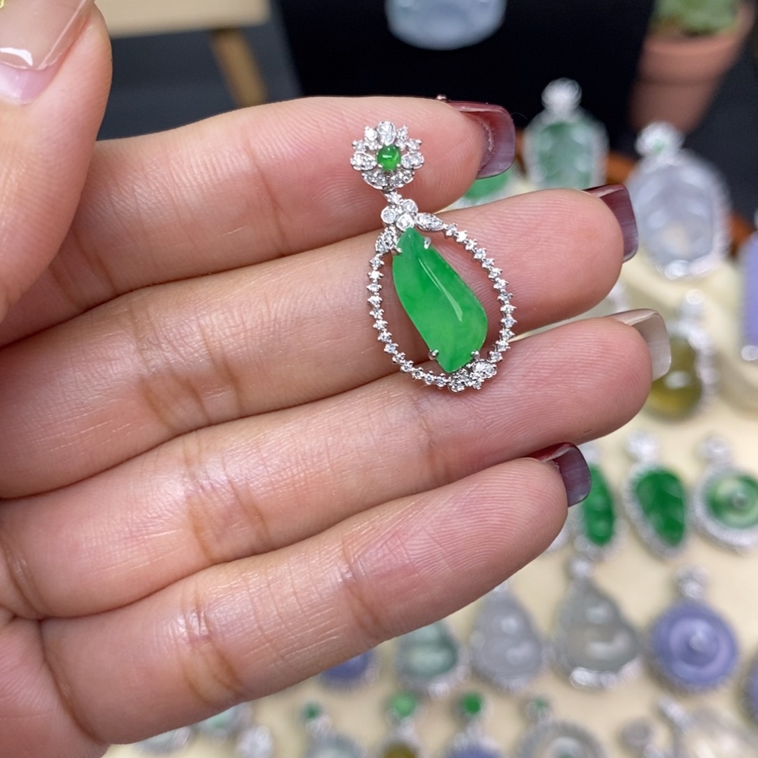 翡翠颈饰18K金镶嵌A货翡翠