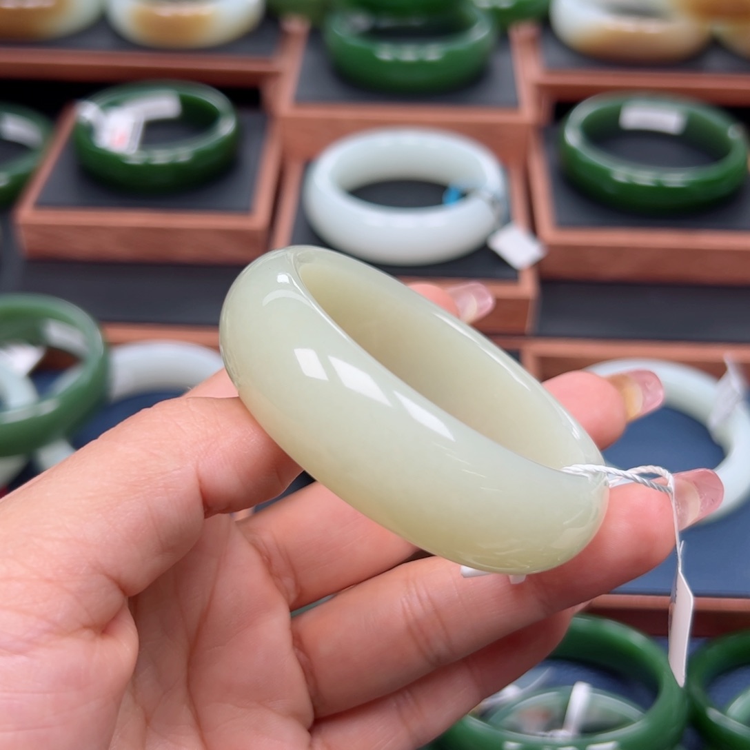 未镶嵌手镯和田玉廾*.