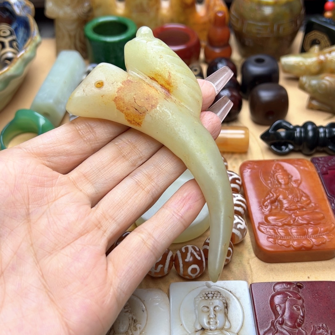 蛇纹石玉未镶嵌颈饰