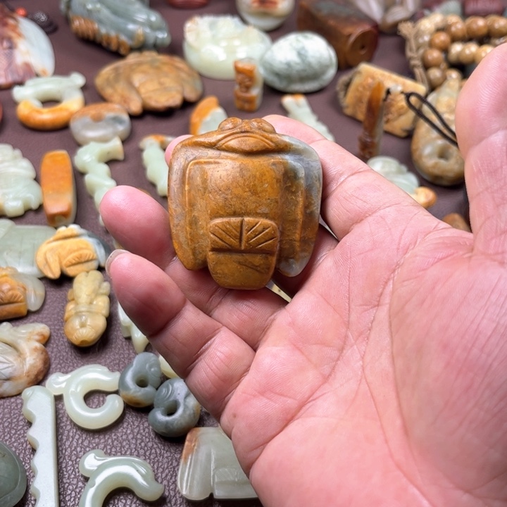 颈饰未镶嵌岫岩河磨玉（透闪石质玉）